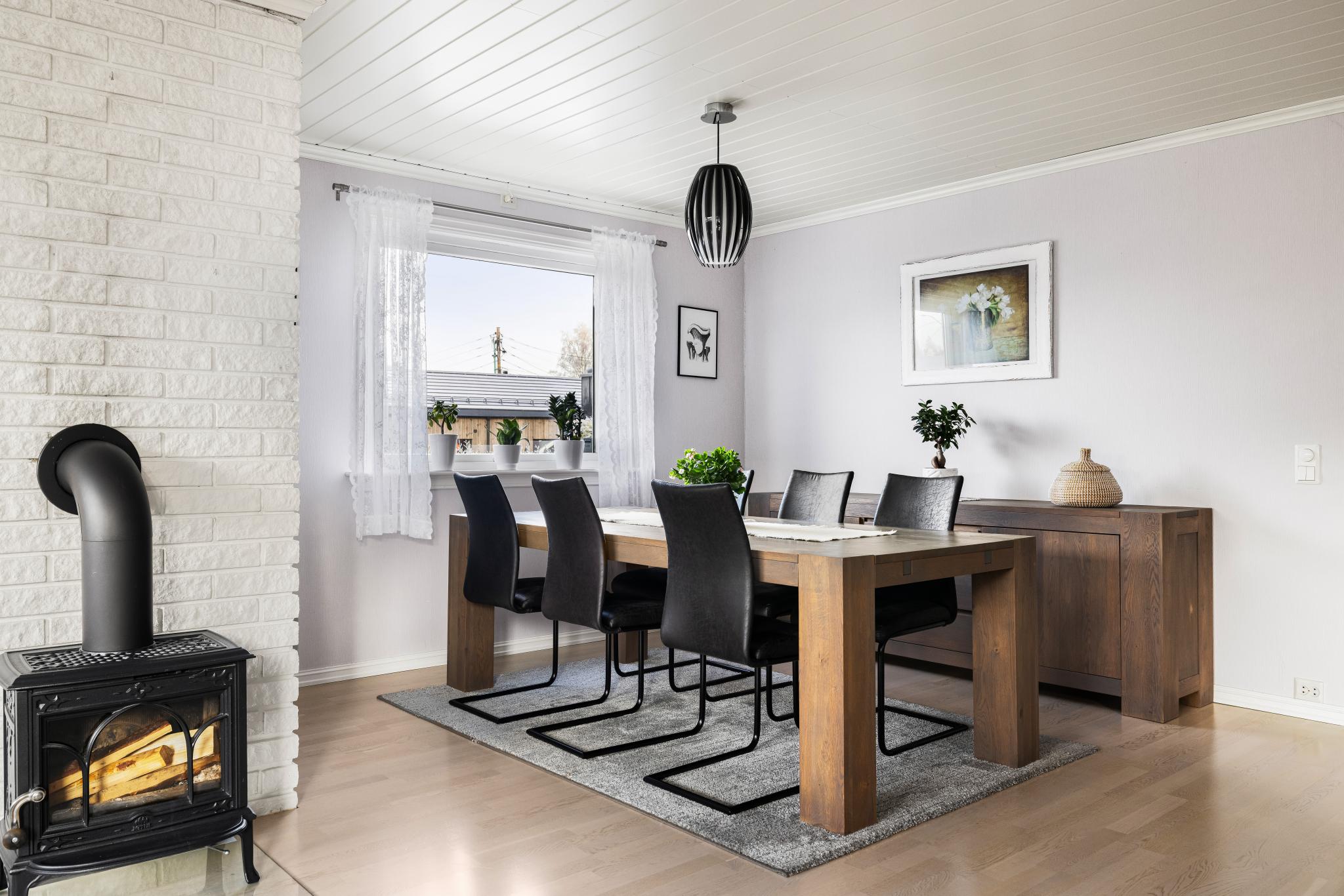 spisestue (andre møbler enn avbildet følger med)